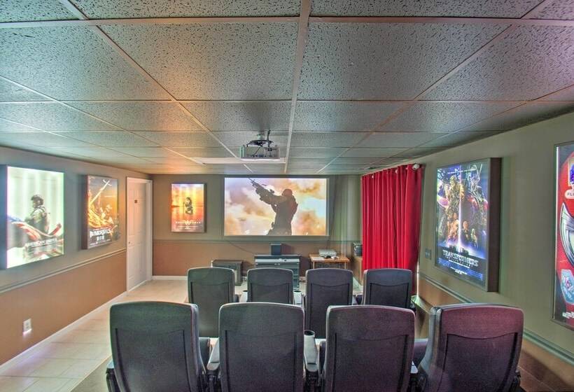 17 Seat Theater, Hot Tub & Game Room: Ideal Home!