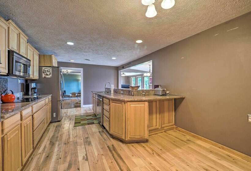 13 Mi To Downtown: Quiet Lakefront Cottage