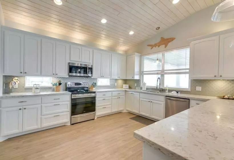 Luxe Home W/ Deck In Crystal Beach!