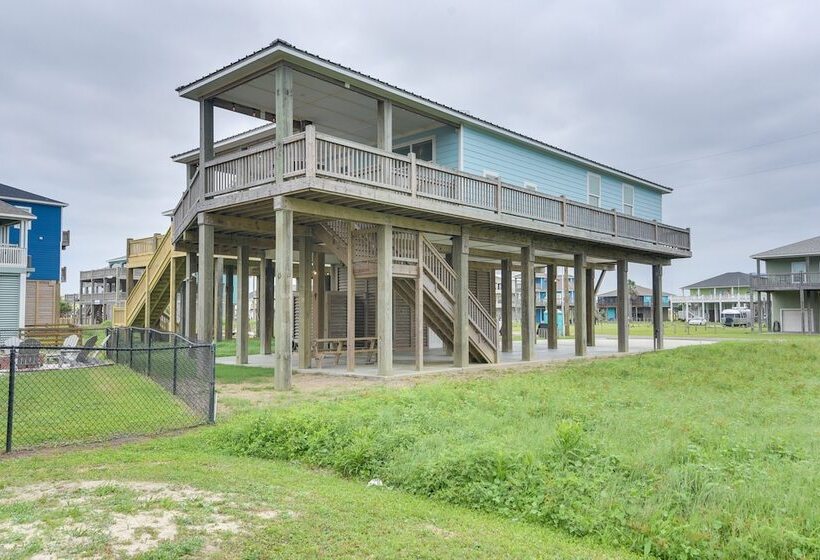Luxe Home W/ Deck In Crystal Beach!