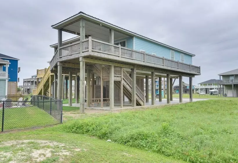 Luxe Home W/ Deck In Crystal Beach!