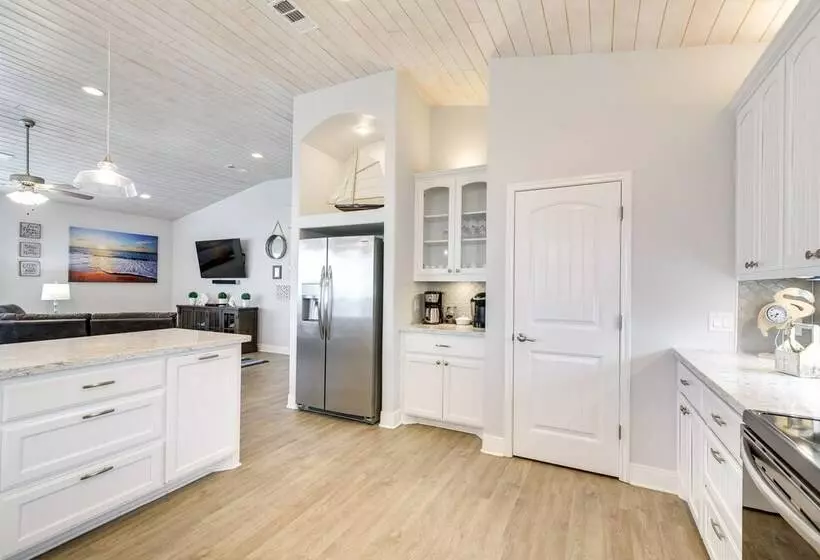 Luxe Home W/ Deck In Crystal Beach!