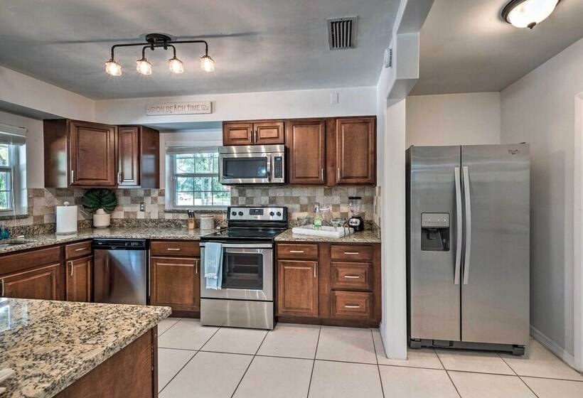 Mid Mod Coastal Home W/ Pool ~ 1 Mile To Beach