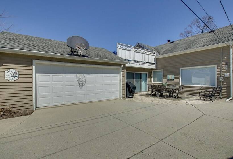 Family Home, 1 Block To Lake Michigan Beach!