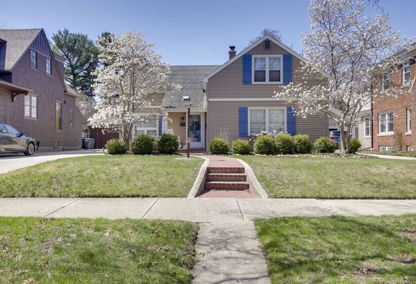 Family Home, 1 Block To Lake Michigan Beach!