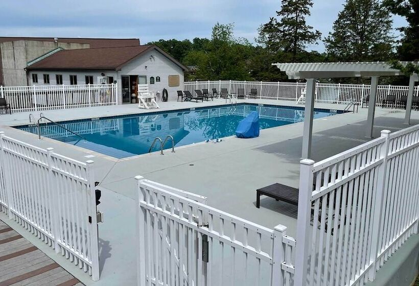 Modern Chic Athens Home Fish, Ski & Swim!