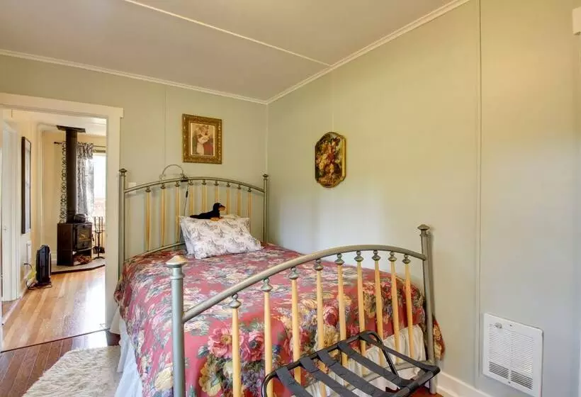 Peaceful Mckenzie River Retreat: Fish, Hike, & Ski