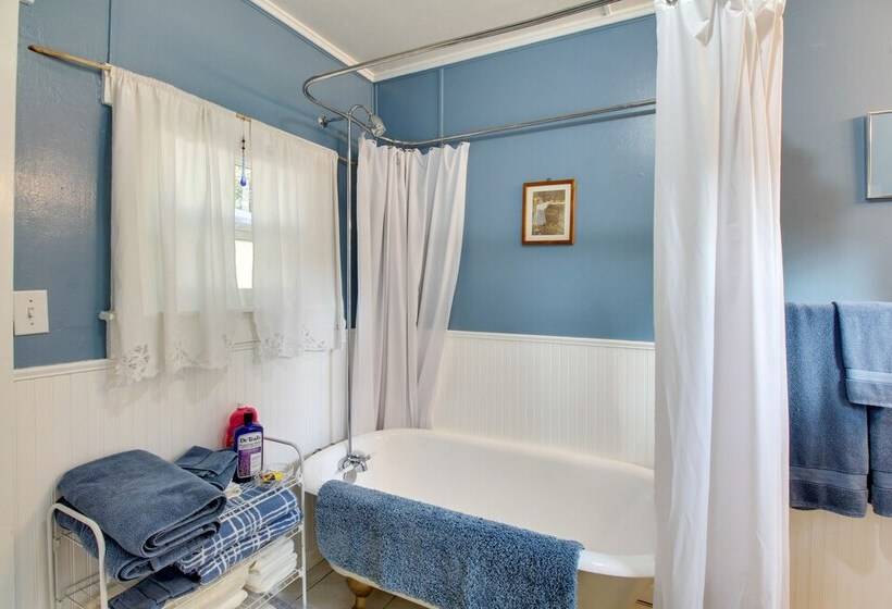 Peaceful Mckenzie River Retreat: Fish, Hike, & Ski