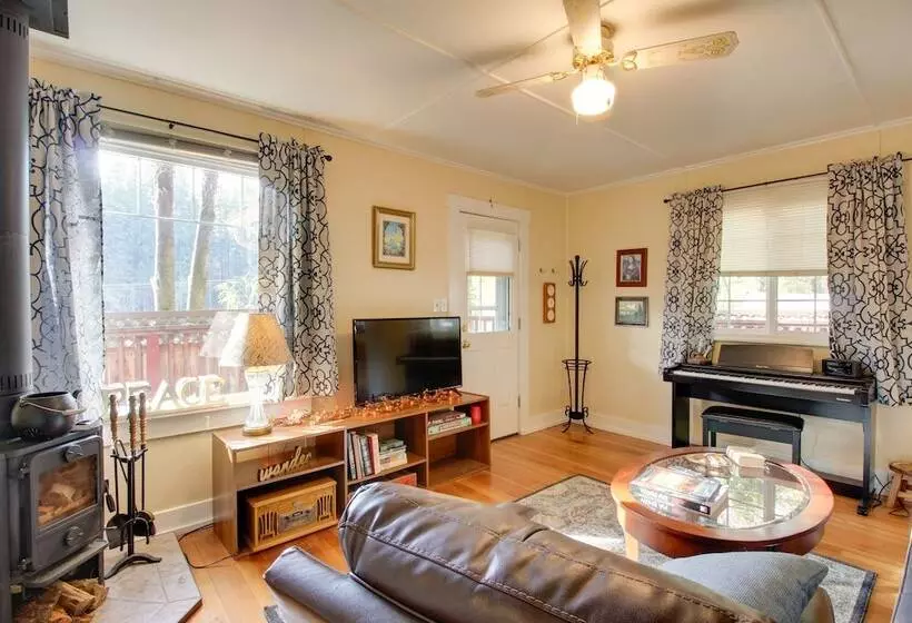 Peaceful Mckenzie River Retreat: Fish, Hike, & Ski