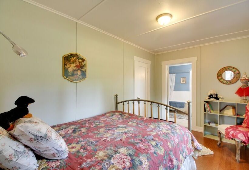 Peaceful Mckenzie River Retreat: Fish, Hike, & Ski