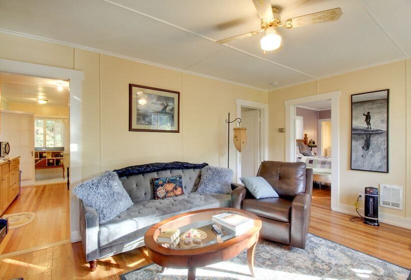 Peaceful Mckenzie River Retreat: Fish, Hike, & Ski