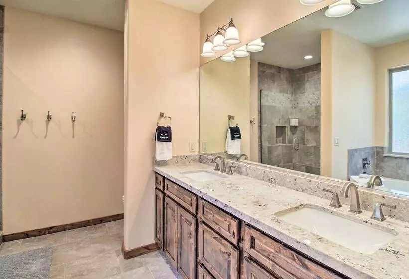 Fire Pits, Spacious Yard: Wooded Pinetop Escape!