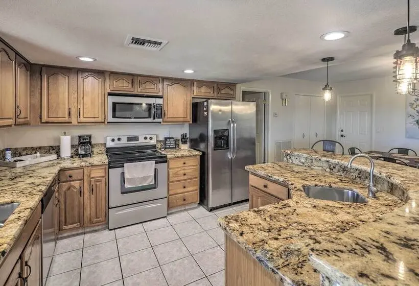Private Pool & Hot Tub: Havasu Getaway!