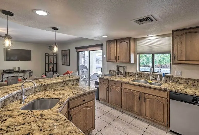 Private Pool & Hot Tub: Havasu Getaway!
