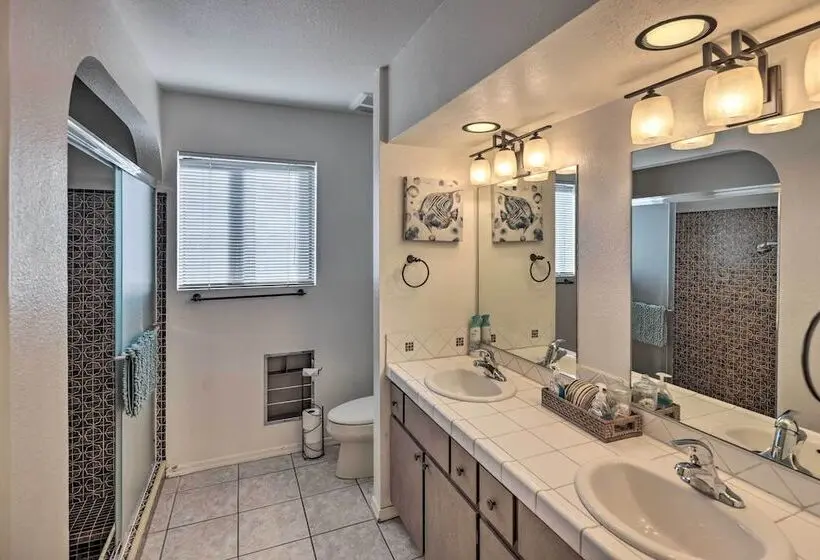 Private Pool & Hot Tub: Havasu Getaway!