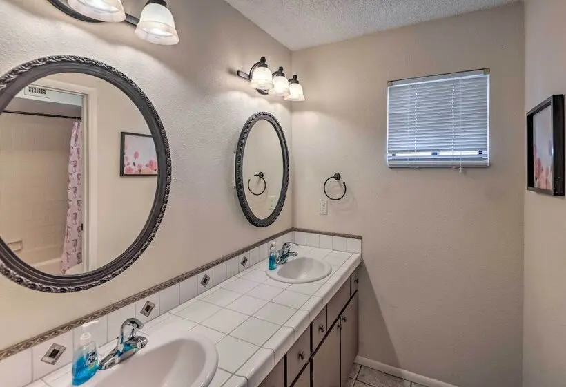 Private Pool & Hot Tub: Havasu Getaway!