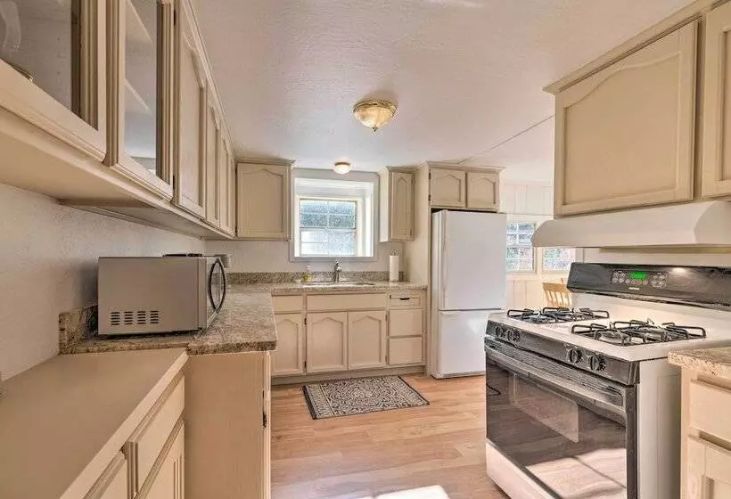 Wine Country Escape W/ Hot Tub In River Pines!