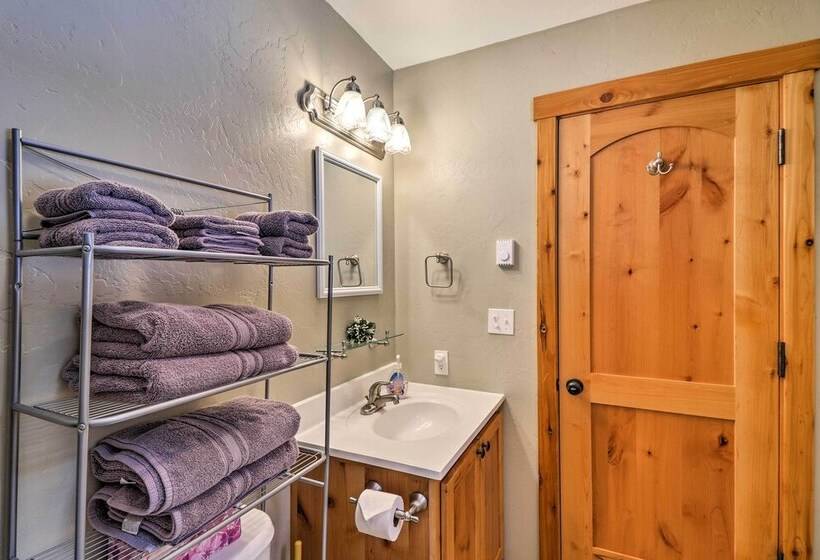 Hungry Horse Cabin: 11 Mi To Glacier National Park