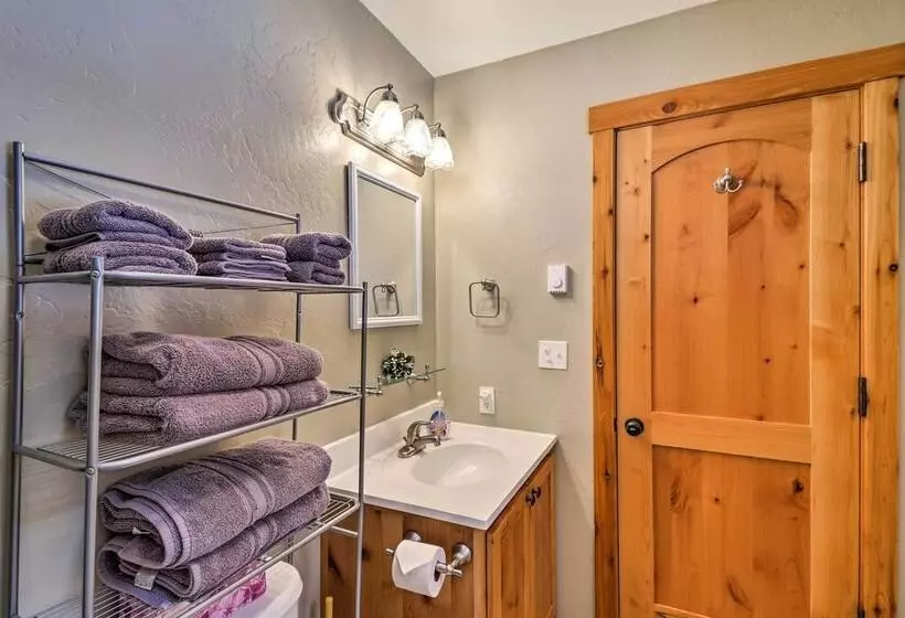 Hungry Horse Cabin: 11 Mi To Glacier National Park