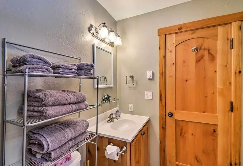 Hungry Horse Cabin: 11 Mi To Glacier National Park