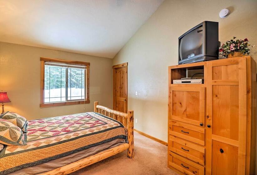 Hungry Horse Cabin: 11 Mi To Glacier National Park