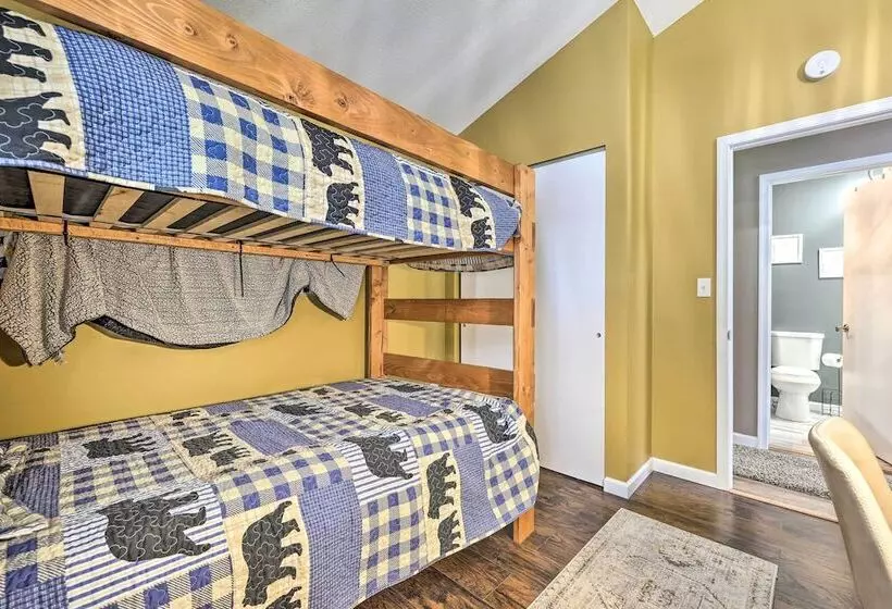 Walk To Lake: Poconos Cabin W/ Fire Pit & Grill!