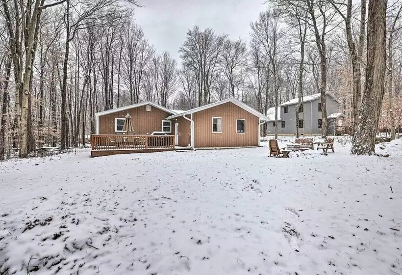 Walk To Lake: Poconos Cabin W/ Fire Pit & Grill!