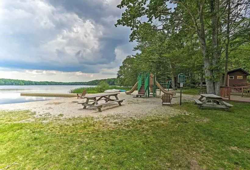 Walk To Lake: Poconos Cabin W/ Fire Pit & Grill!
