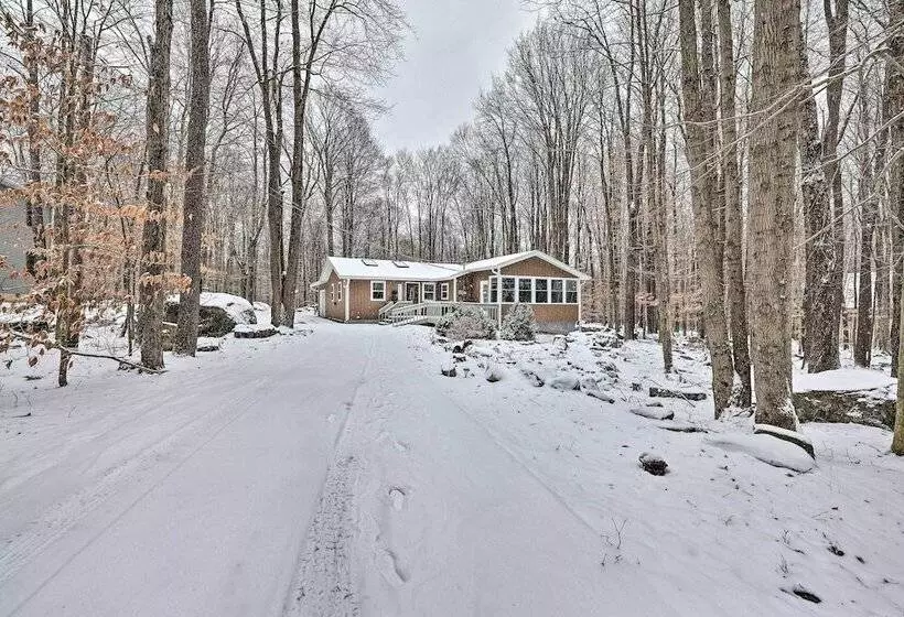 Walk To Lake: Poconos Cabin W/ Fire Pit & Grill!