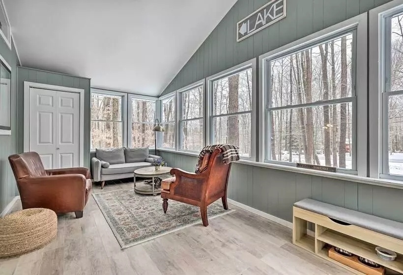 Walk To Lake: Poconos Cabin W/ Fire Pit & Grill!