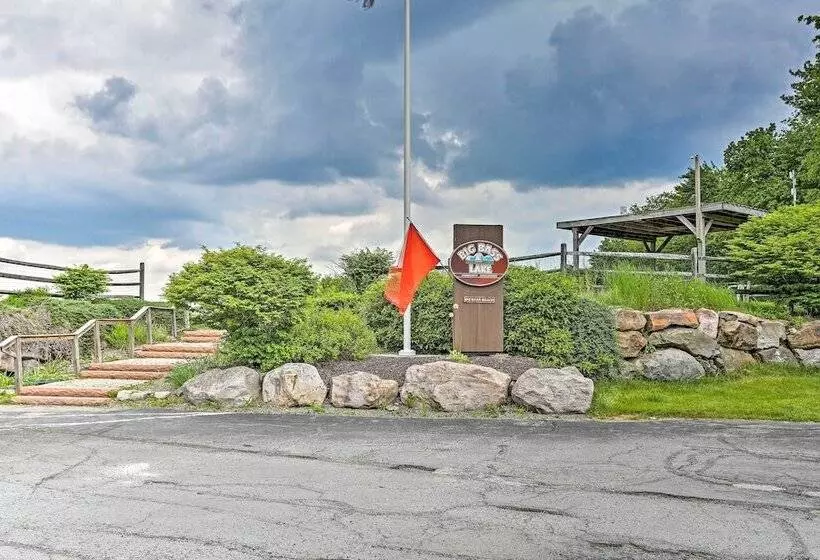 Walk To Lake: Poconos Cabin W/ Fire Pit & Grill!