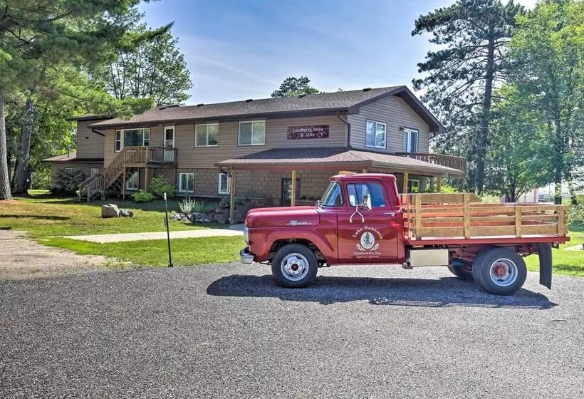 Simple Cranberry & Wine Farm Home W/ Fire Pit!