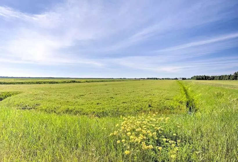 Simple Cranberry & Wine Farm Home W/ Fire Pit!