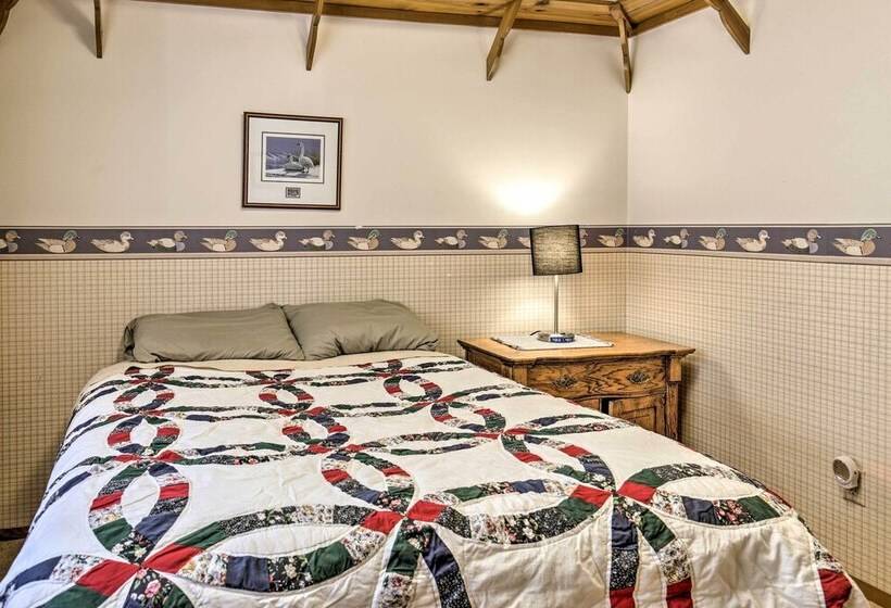 Simple Cranberry & Wine Farm Home W/ Fire Pit!