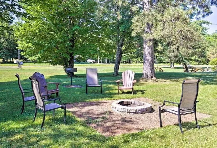 Simple Cranberry & Wine Farm Home W/ Fire Pit!