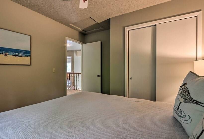 Lakefront Haven: Family Friendly Sunrise Beach Gem