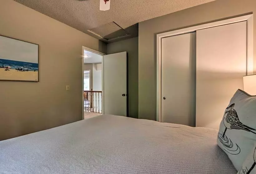 Lakefront Haven: Family Friendly Sunrise Beach Gem