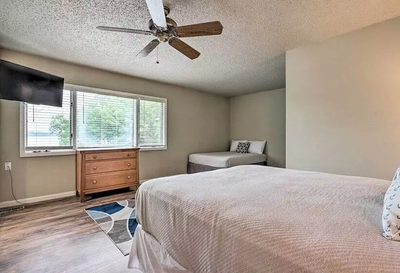 Lakefront Haven: Family Friendly Sunrise Beach Gem