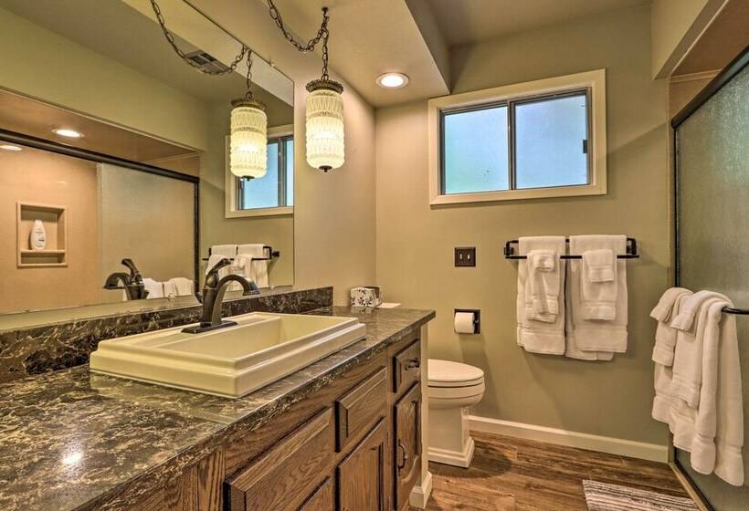 Lakefront Haven: Family Friendly Sunrise Beach Gem