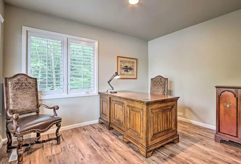 Lakefront Haven: Family Friendly Sunrise Beach Gem