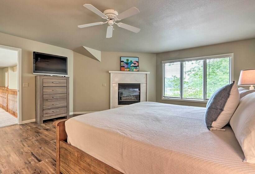 Lakefront Haven: Family Friendly Sunrise Beach Gem