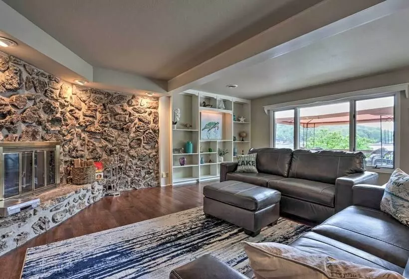 Lakefront Haven: Family Friendly Sunrise Beach Gem