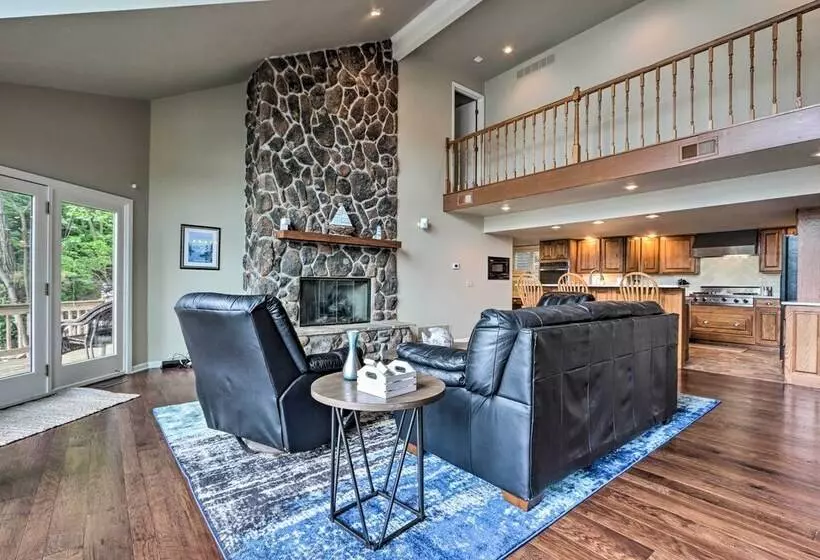 Lakefront Haven: Family Friendly Sunrise Beach Gem