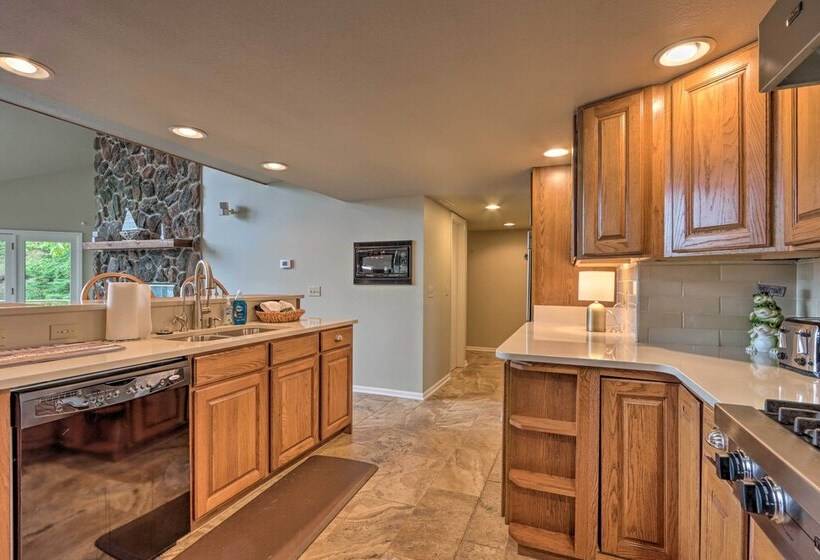 Lakefront Haven: Family Friendly Sunrise Beach Gem