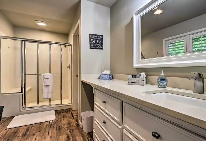 Lakefront Haven: Family Friendly Sunrise Beach Gem