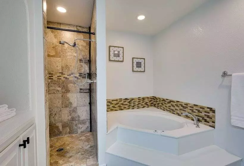 Pet Friendly Lake Havasu Home W/ Hot Tub & Pool