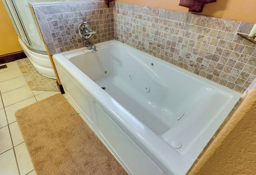 Tranquil Camdenton Vacation Home W/ Screened Porch