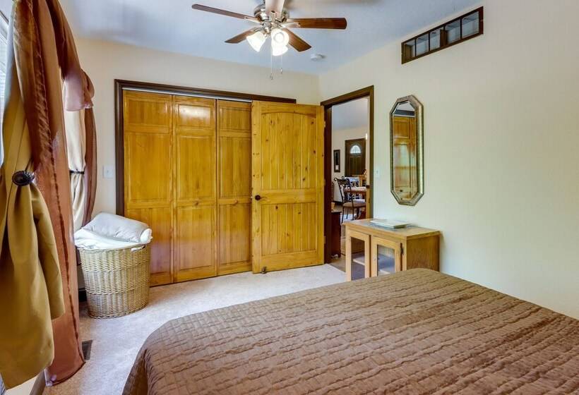 Tranquil Camdenton Vacation Home W/ Screened Porch