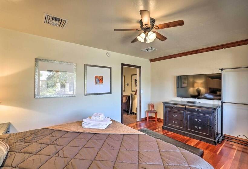 Tucson Casita With Courtyard, Hot Tub & Fire Pits!