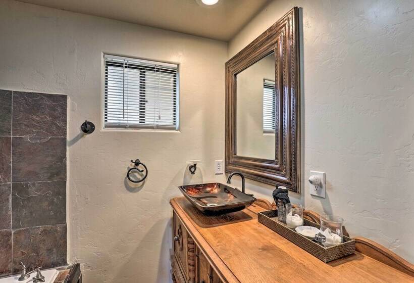 Tucson Casita With Courtyard, Hot Tub & Fire Pits!